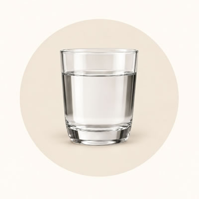 Glas Wasser auf hellem Hintergrund